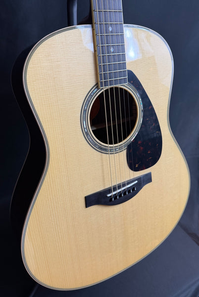 Yamaha LL16 ARE Handcrafted Dreadnought Acoustic-Electric Guitar Gloss Natural w/ Soft Case (716)
