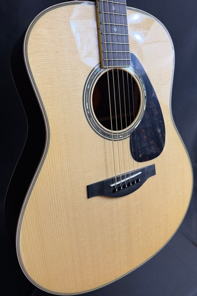 Yamaha LL16 ARE Handcrafted Dreadnought Acoustic-Electric Guitar Gloss Natural w/ Soft Case (716)
