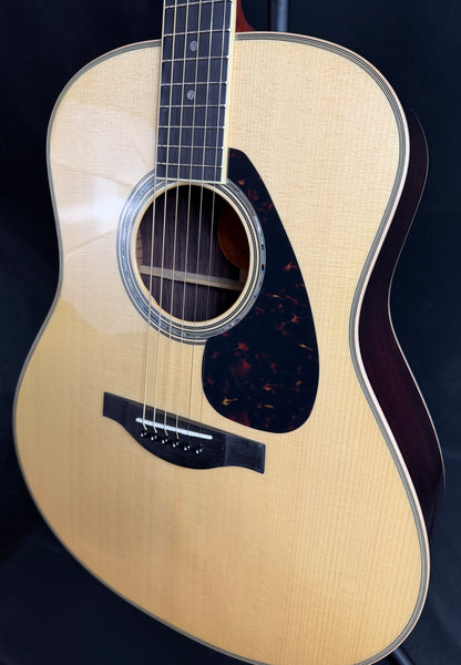 Yamaha LL16 ARE Handcrafted Dreadnought Acoustic-Electric Guitar Gloss Natural w/ Soft Case (716)