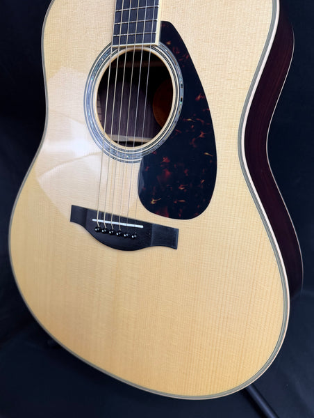 Yamaha LL16 ARE Handcrafted Dreadnought Acoustic-Electric Guitar Gloss Natural w/ Soft Case (716)
