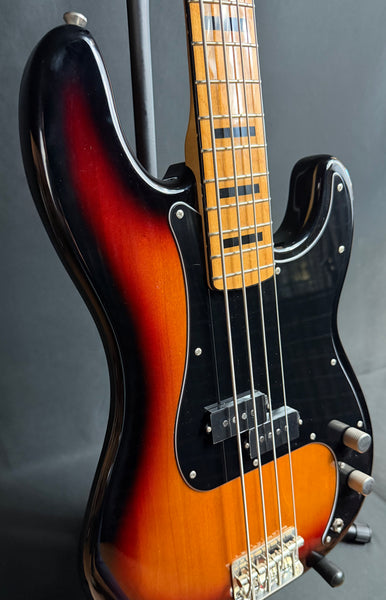 Squier Classic Vibe 70's Precision Bass 4-String Bass Guitar 3-Tone Sunburst (444)