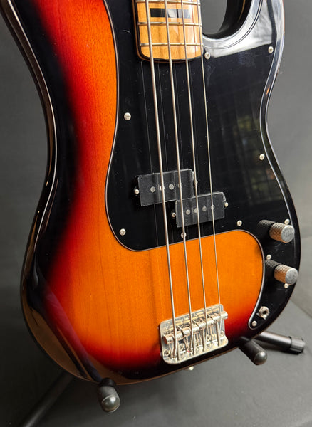 Squier Classic Vibe 70's Precision Bass 4-String Bass Guitar 3-Tone Sunburst (444)