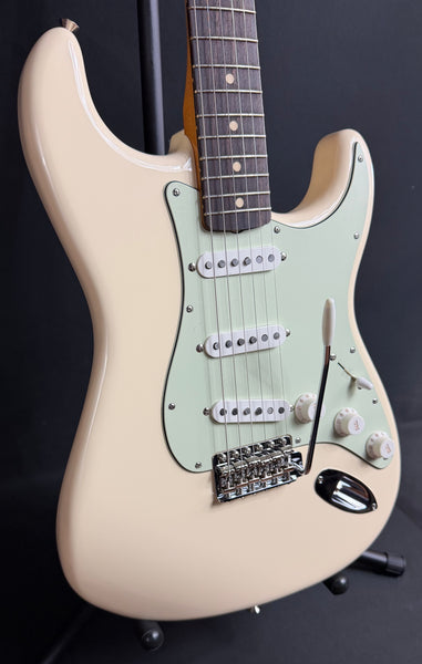 Fender Vintera II '60s Stratocaster Electric Guitar Olympic White w/ Gig Bag