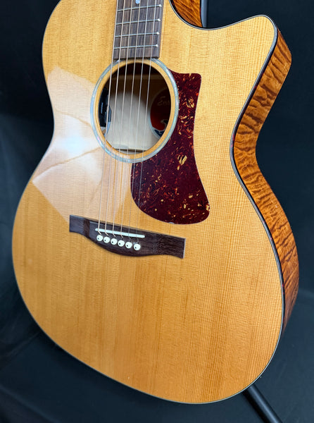 Eastman PCH3-GACE-AB Auditorium Cutaway Acoustic-Electric Guitar Amberburst w/ Gig Bag