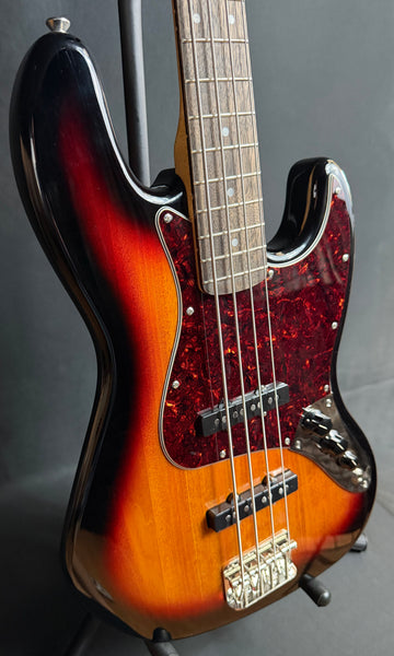 Squier Classic Vibe 60's Jazz Bass 4-String Bass Guitar 3-Tone Sunburst (725)