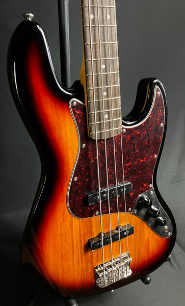Squier Classic Vibe 60's Jazz Bass 4-String Bass Guitar 3-Tone Sunburst