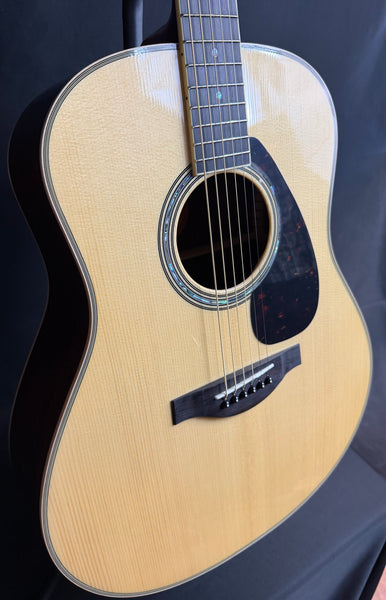 Yamaha LL16 ARE Handcrafted Dreadnought Acoustic-Electric Guitar Gloss Natural w/ Soft Case (561)