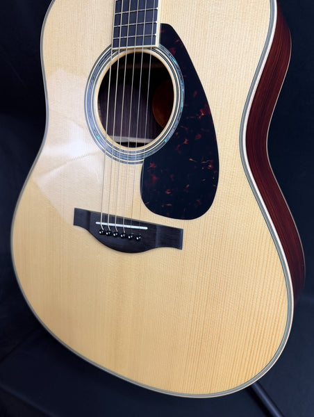 Yamaha LL16 ARE Handcrafted Dreadnought Acoustic-Electric Guitar Gloss Natural w/ Soft Case (561)