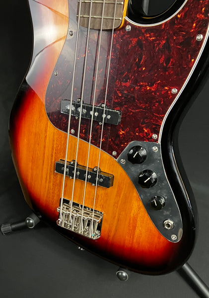 Squier Classic Vibe 60's Jazz Bass 4-String Bass Guitar 3-Tone Sunburst