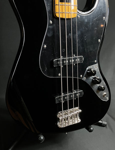 Squier Classic Vibe 70's Jazz Bass 4-String Bass Guitar Gloss Black
