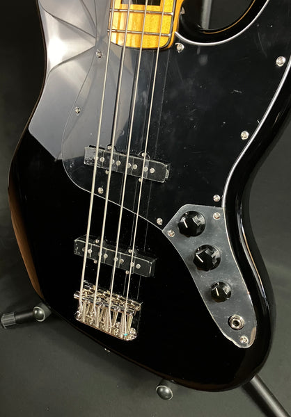 Squier Classic Vibe 70's Jazz Bass 4-String Bass Guitar Gloss Black