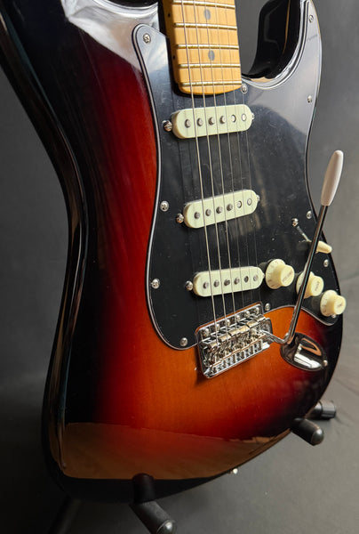 Fender American Professional Classic Stratocaster Electric Guitar 3-Tone Sunburst w/ Gig Bag