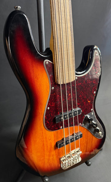 Squier Classic Vibe 60's Jazz Bass Fretless 4-String Bass Guitar 3-Tone Sunburst