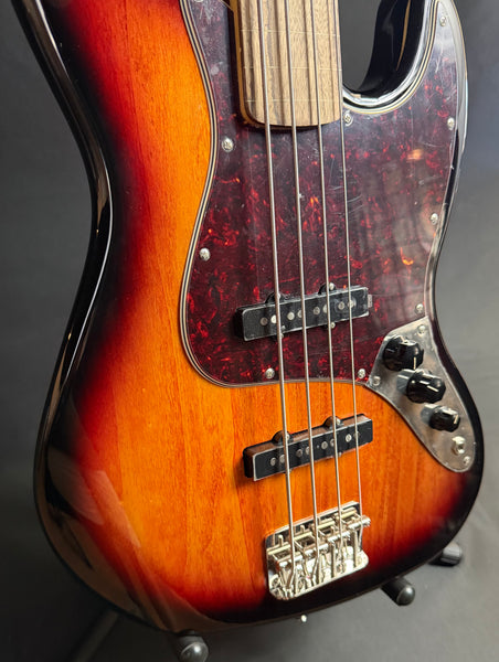 Squier Classic Vibe 60's Jazz Bass Fretless 4-String Bass Guitar 3-Tone Sunburst