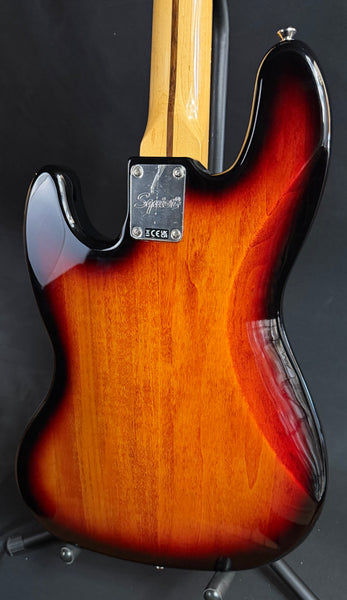 Squier Classic Vibe 60's Jazz Bass Fretless 4-String Bass Guitar 3-Tone Sunburst
