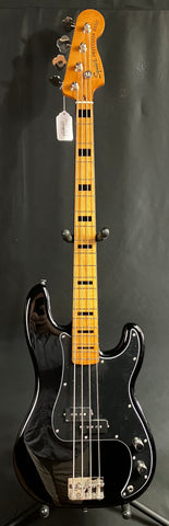 Squier Classic Vibe 70's Jazz Bass 4-String Bass Guitar Gloss Black