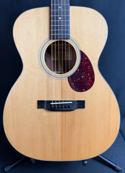 Eastman E1OM-DLX Deluxe Orchestra Acoustic-Electric Guitar Gloss Natural w/ Gig Bag