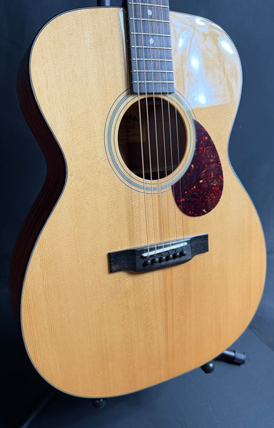Eastman E1OM-DLX Deluxe Orchestra Acoustic-Electric Guitar Gloss Natural w/ Gig Bag