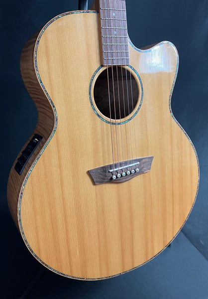 Washburn WJ45SCE Flamed Maple Jumbo Cutaway Acoustic-Electric Guitar Natural w/ Case