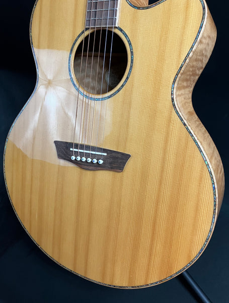 Washburn WJ45SCE Flamed Maple Jumbo Cutaway Acoustic-Electric Guitar Natural w/ Case
