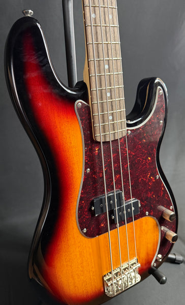 Squier Classic Vibe 60's Precision Bass 4-String P-Bass Guitar 3-Tone Sunburst