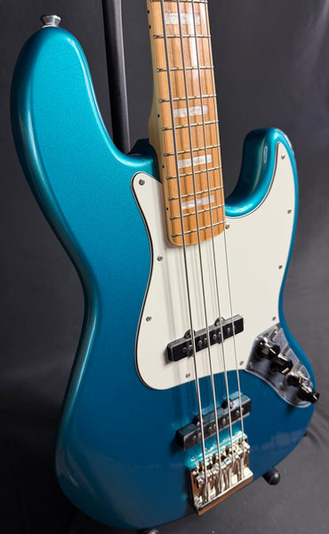 Squier Classic Vibe Active 70's Jazz Bass 4-String Bass Guitar Ocean Turquoise Finish