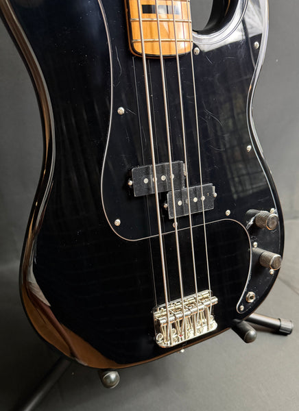 Squier Classic Vibe 70's Precision Bass 4-String Bass Guitar Gloss Black Finish (411)