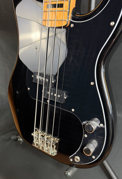Squier Classic Vibe 70's Precision Bass 4-String Bass Guitar Gloss Black Finish (411)
