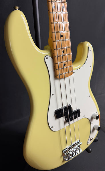 Fender Player II Precision Bass 4-String Bass Guitar Hialeah Yellow Finish
