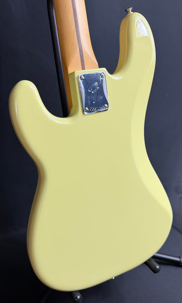 Fender Player II Precision Bass 4-String Bass Guitar Hialeah Yellow Finish