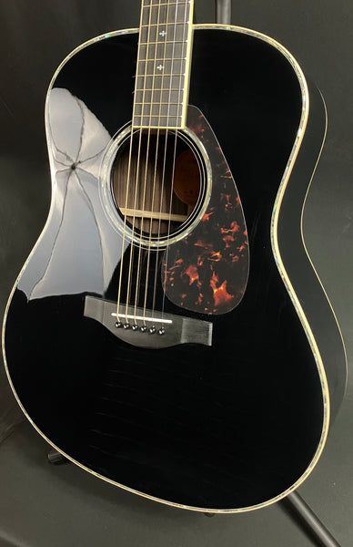 Yamaha LL16D Deluxe ARE Original Jumbo Acoustic-Electric Guitar Gloss Black w/ Case