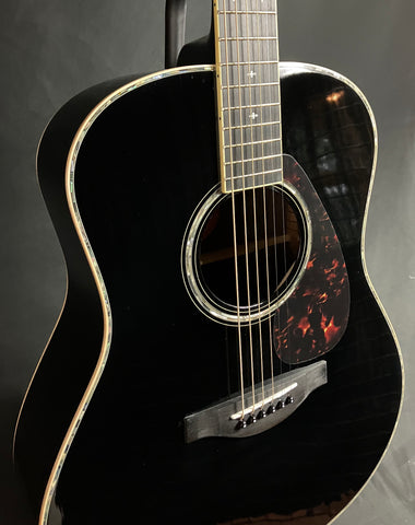 Martin D-28 Standard Dreadnought Acoustic Guitar Vintage Natural w/ Case