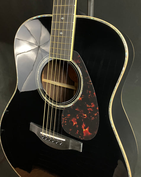 Martin D-28 Standard Dreadnought Acoustic Guitar Vintage Natural w/ Case