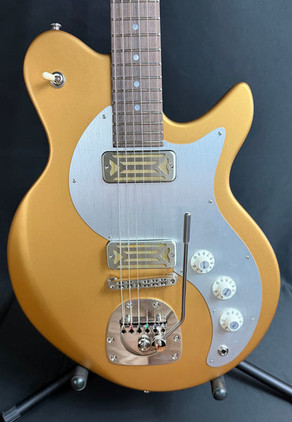 Eastman Fullertone Offset '62 Electric Guitar Metallic Gold Finish w/ Gig Bag