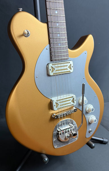 Eastman Fullertone Offset '62 Electric Guitar Metallic Gold Finish w/ Gig Bag