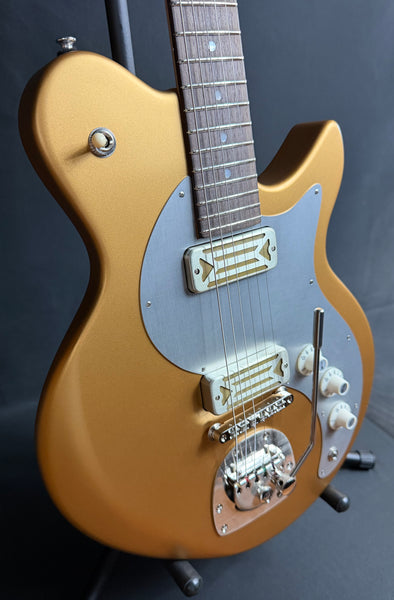 Eastman Fullertone Offset '62 Electric Guitar Metallic Gold Finish w/ Gig Bag