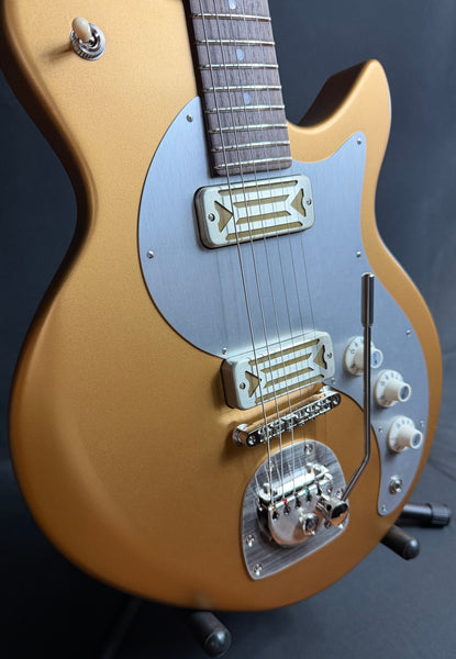 Eastman Fullertone Offset '62 Electric Guitar Metallic Gold Finish w/ Gig Bag