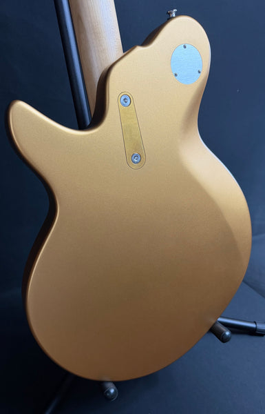 Eastman Fullertone Offset '62 Electric Guitar Metallic Gold Finish w/ Gig Bag
