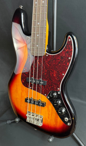 Squier Classic Vibe 60's Jazz Bass 4-String Bass Guitar 3-Tone Sunburst (890)