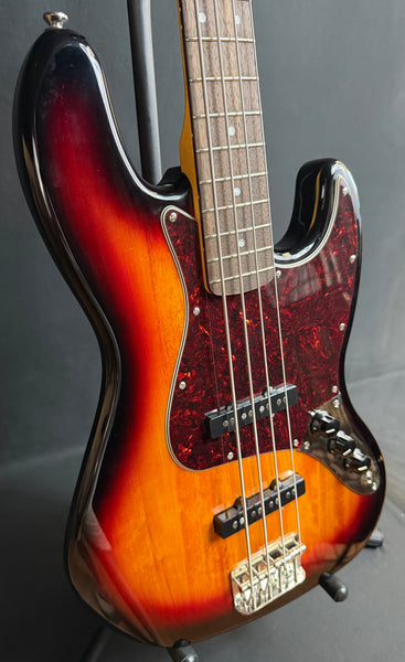 Squier Classic Vibe 60's Jazz Bass 4-String Bass Guitar 3-Tone Sunburst (890)