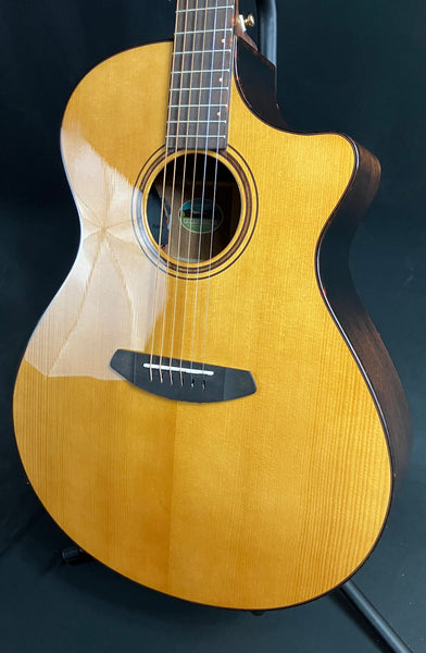 Breedlove Performer Pro Concerto CE Acoustic-Electric Guitar Aged Toner Natural w/ OHSC