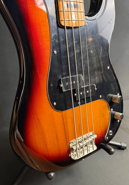 Squier Classic Vibe 70's Precision Bass 4-String Bass Guitar 3-Tone Sunburst (195)